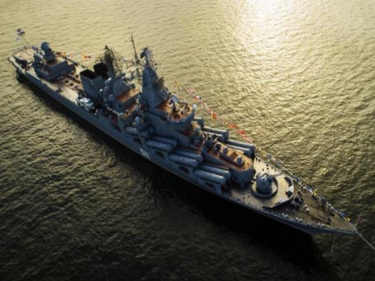 Γιορτάζει το Πολεμικό Ναυτικό της Ρωσίας σήμερα – Εντυπωσιακά πλάνα! (εικόνες)